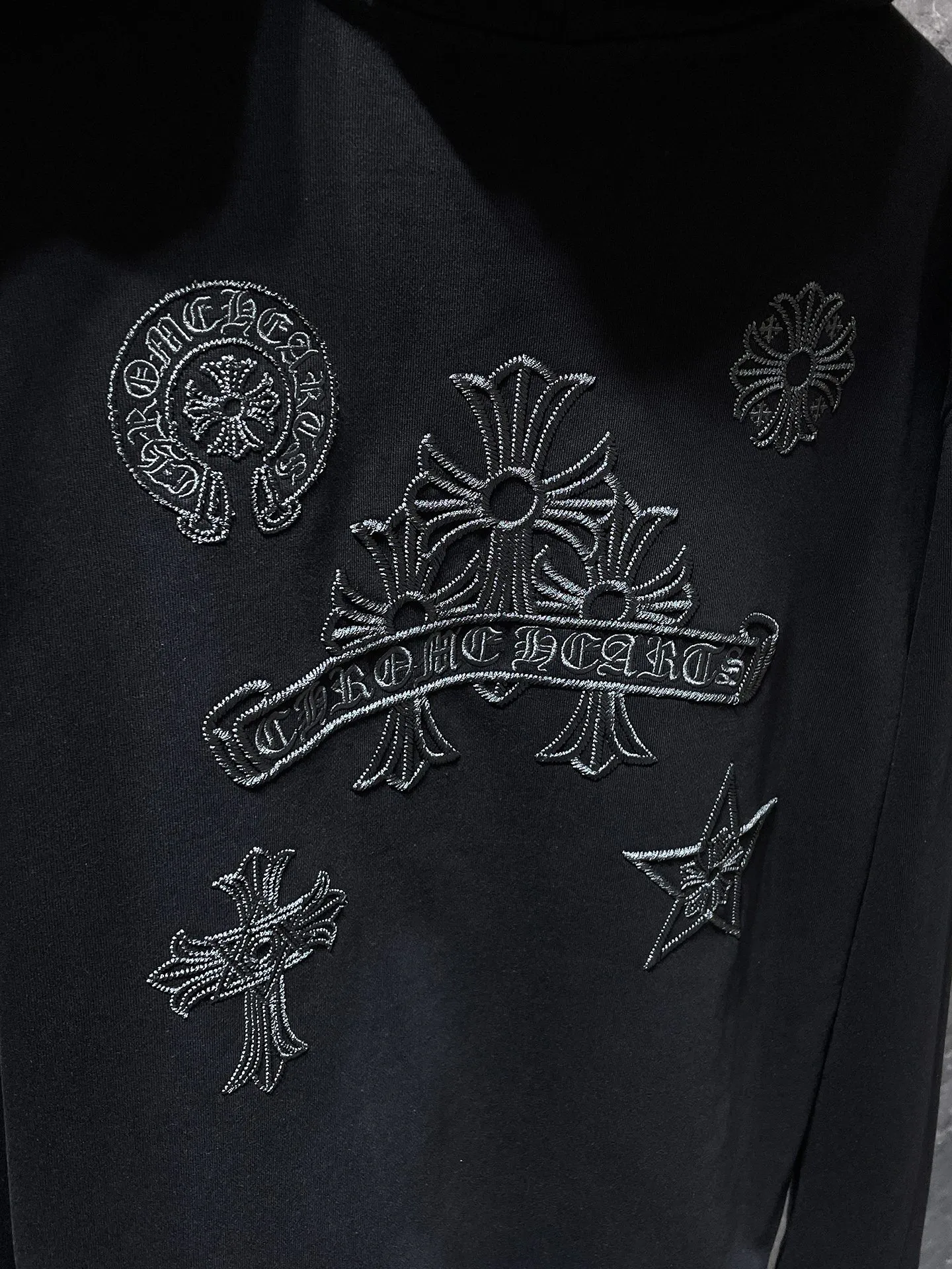 P260 Chrome Hearts Autumn and Winter 2025 Counter Synchronization Chrome Cross Roller Embroidery Hooded Sweatshirt Vacuum Embroidery Method! Heavy embroidery! ! ! Tens of thousands of needles! ! Improved customized version of 1:1 high-gram weight high-quality fabric Recommended color: Specially customized mud lime Black Size: S, M, L, XL